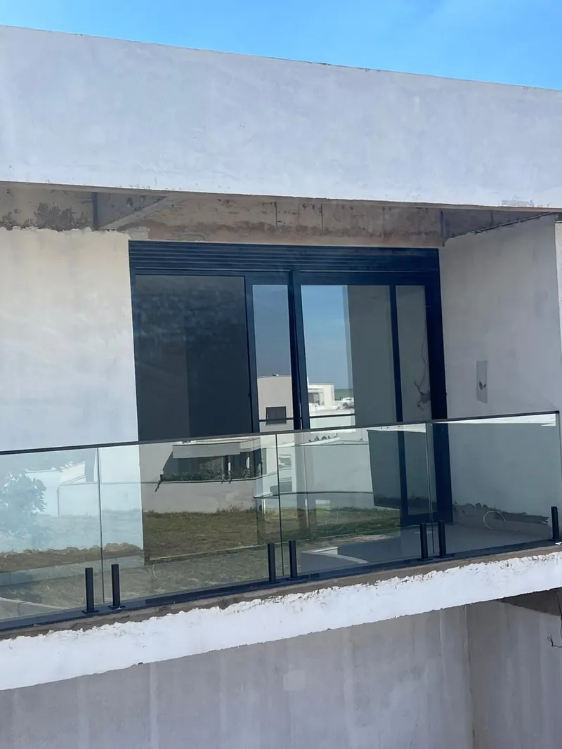 Porta de correr de varanda em alumínio preto